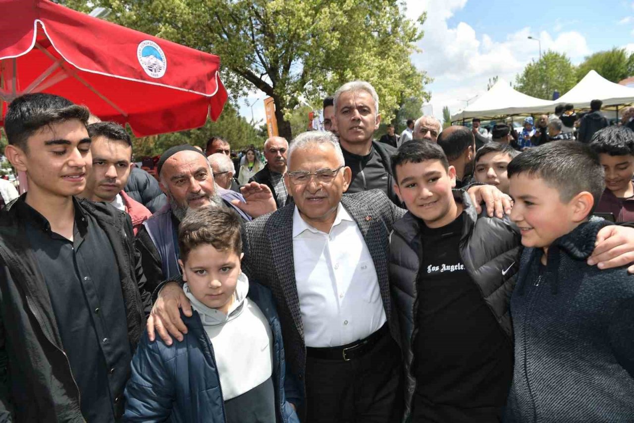 Bakan Akar ile Başkan Büyükkılıç, Kayserililerle Piknikte Kucaklaştı