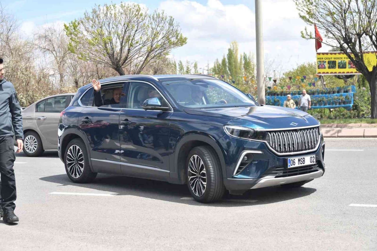 Bakan Akar ile Başkan Büyükkılıç, Kayserililerle Piknikte Kucaklaştı