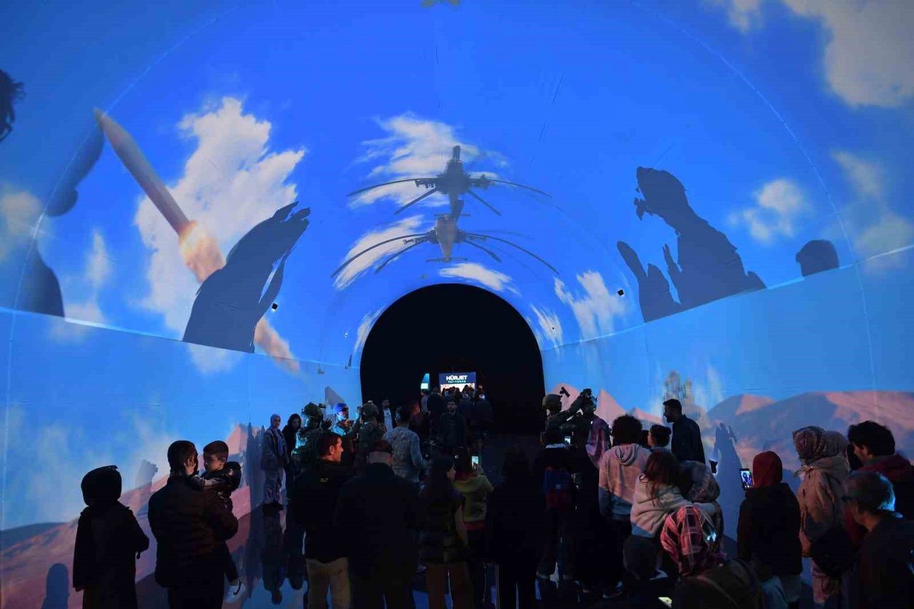 Bakan Akar ile Başkan Büyükkılıç, MSB Dijital Gösterim Merkezi’ni Ziyaret Etti