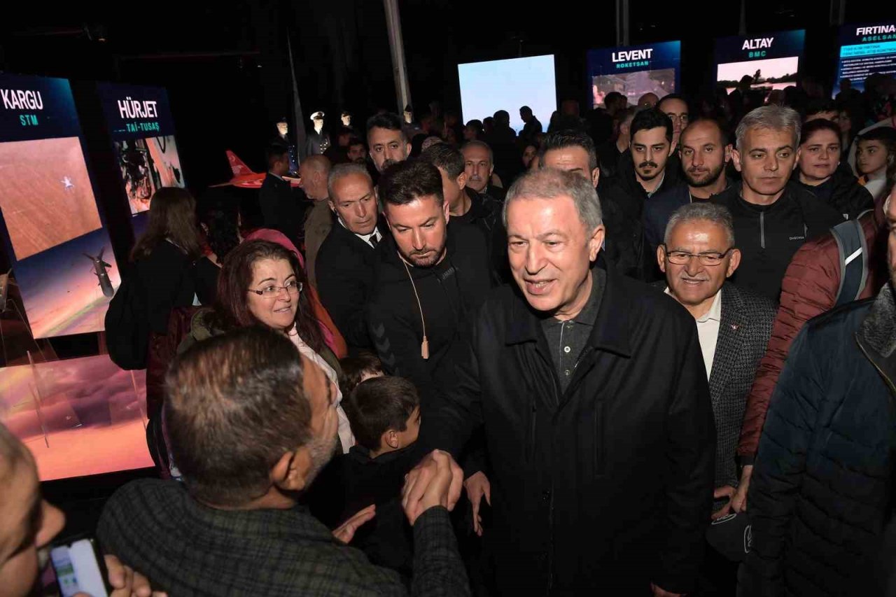 Bakan Akar ile Başkan Büyükkılıç, MSB Dijital Gösterim Merkezi’ni Ziyaret Etti