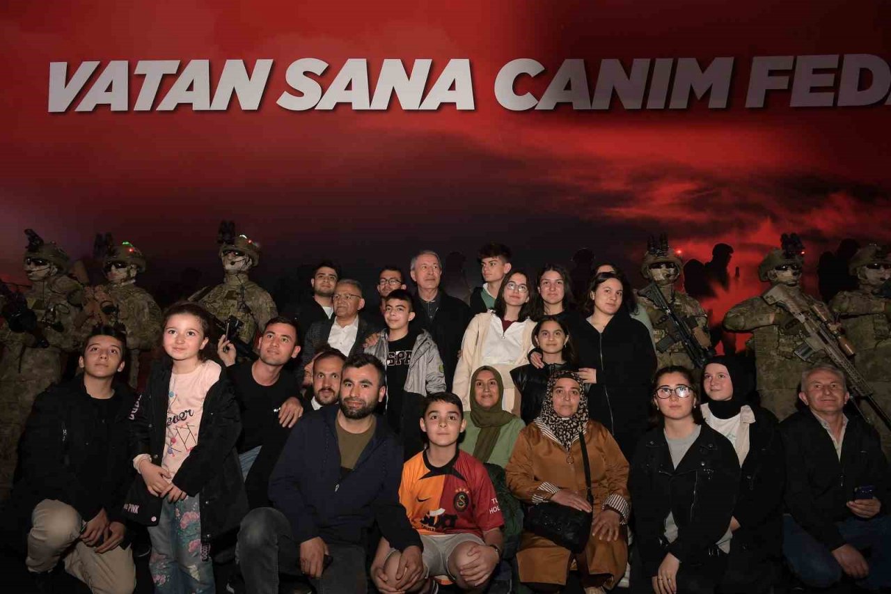 Bakan Akar ile Başkan Büyükkılıç, MSB Dijital Gösterim Merkezi’ni Ziyaret Etti