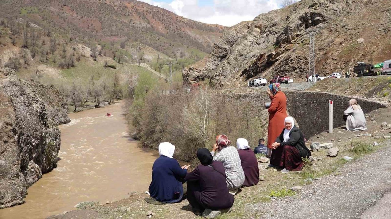 Munzur Çayı’na düşen 3 genci arama çalışmaları sürüyor