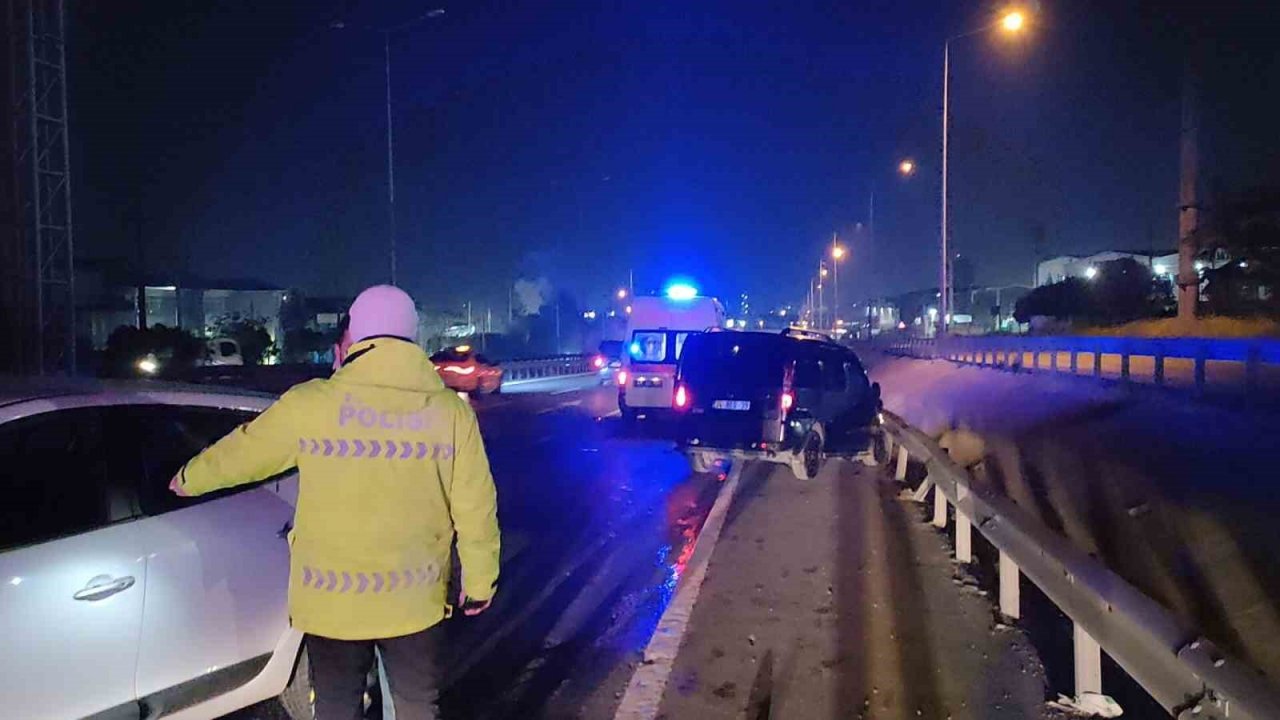 D-100’de otomobil, hafif ticari araca çarptı