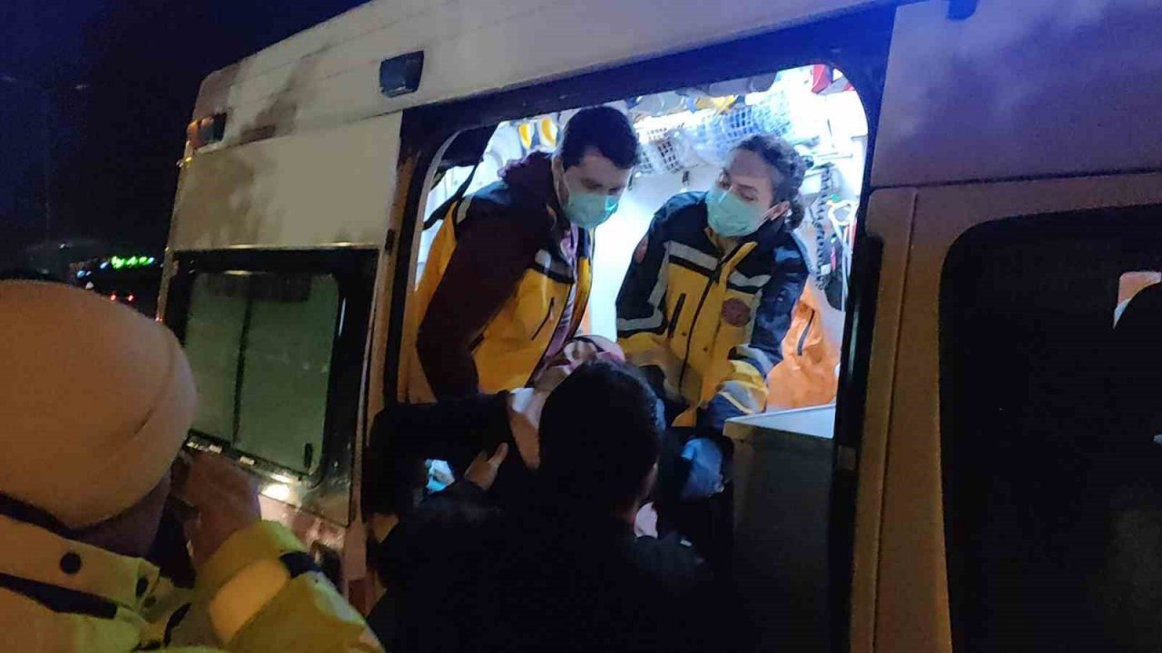 D-100’de otomobil, hafif ticari araca çarptı