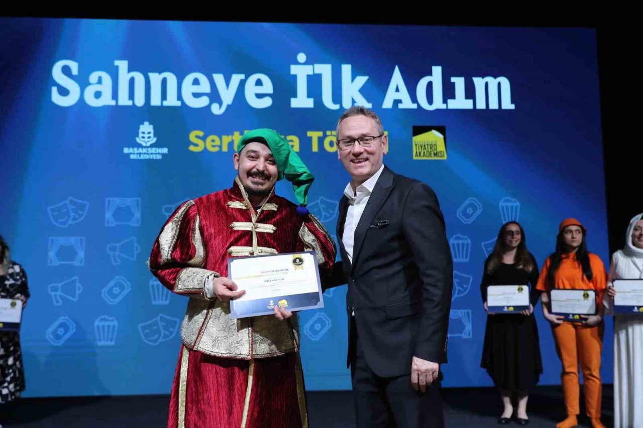 Sahneye ilk adımını atan Başakşehirliler sertifikalarını aldı