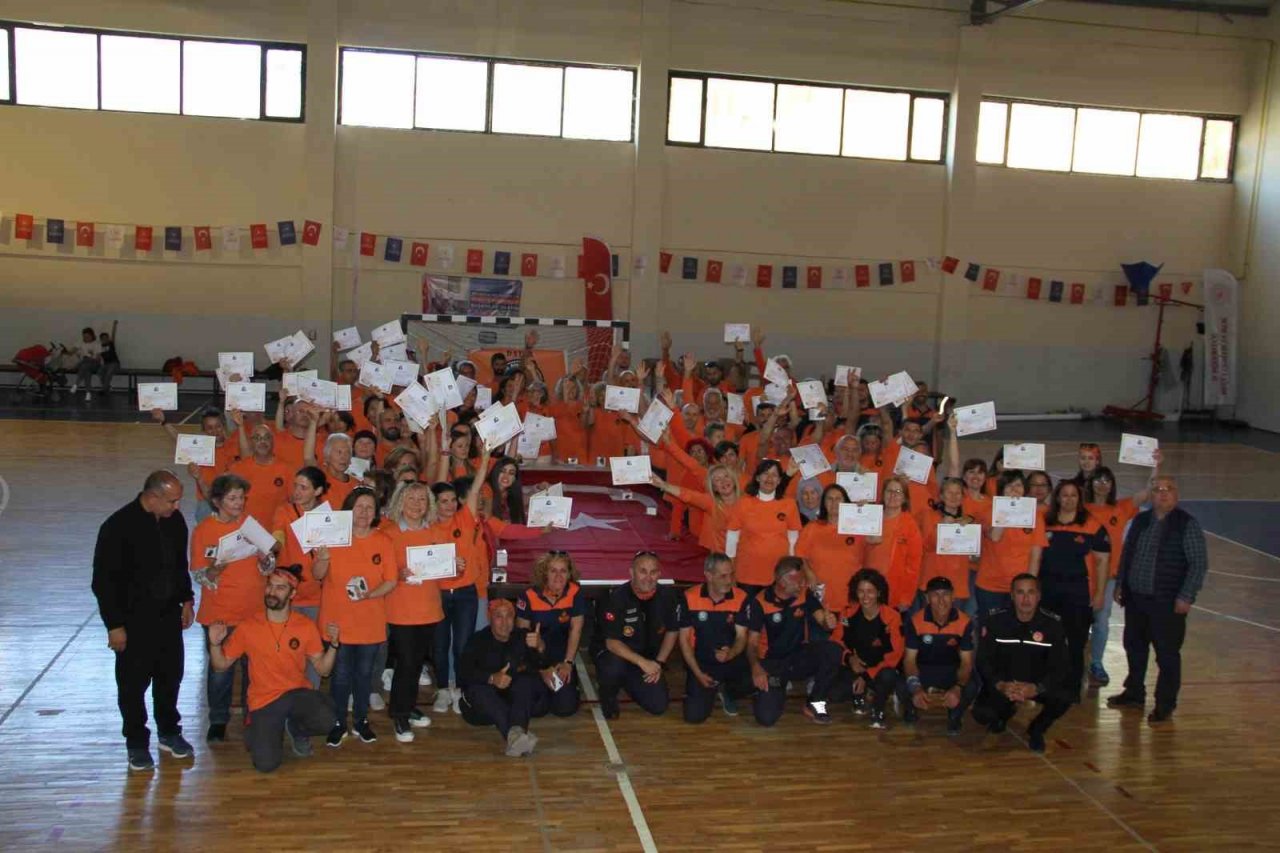 Mahalli Afet Gönüllüleri törenle sertifikalarını aldı