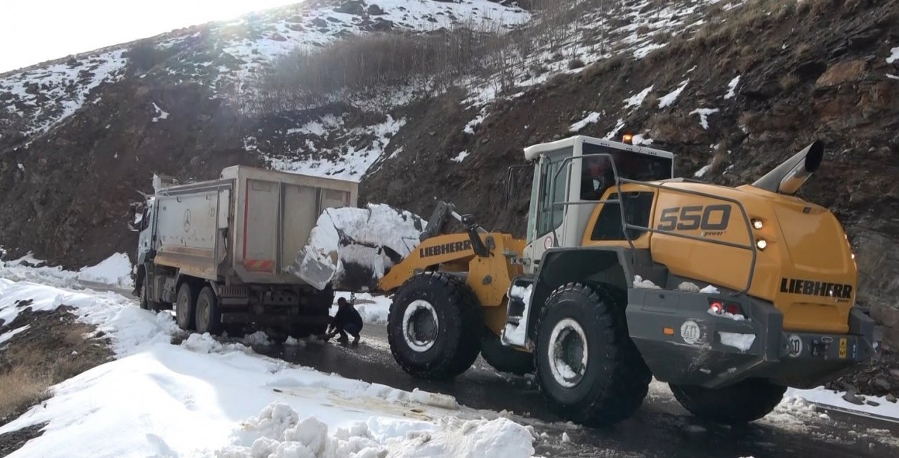 Nisan ayının son gününde kar geri döndü, ekipler 1 metreyi aşan karla mücadele etti