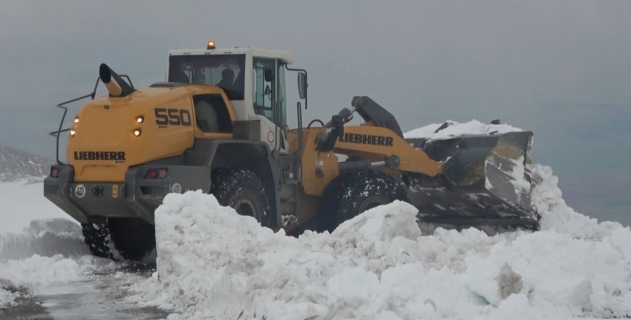 Nisan ayının son gününde kar geri döndü, ekipler 1 metreyi aşan karla mücadele etti