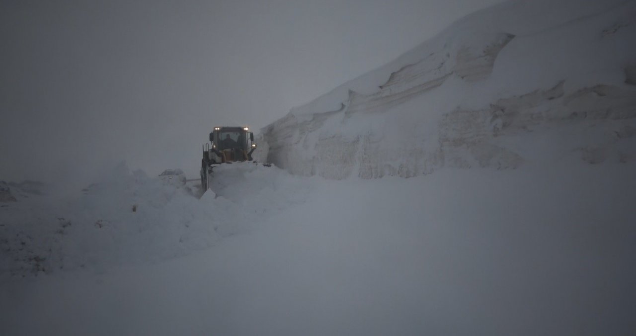 Nisan ayının son gününde kar geri döndü, ekipler 1 metreyi aşan karla mücadele etti