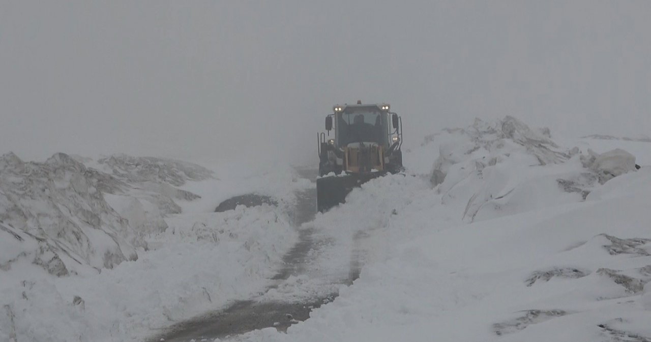 Nisan ayının son gününde kar geri döndü, ekipler 1 metreyi aşan karla mücadele etti