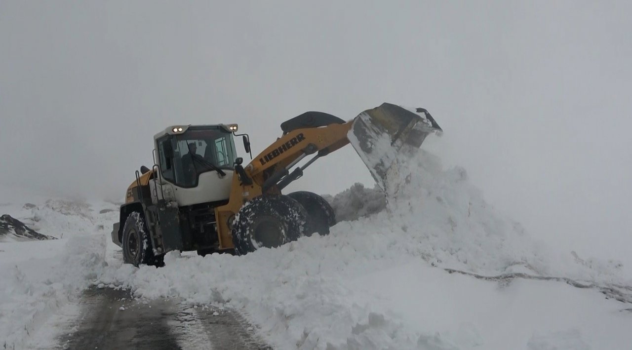 Nisan ayının son gününde kar geri döndü, ekipler 1 metreyi aşan karla mücadele etti