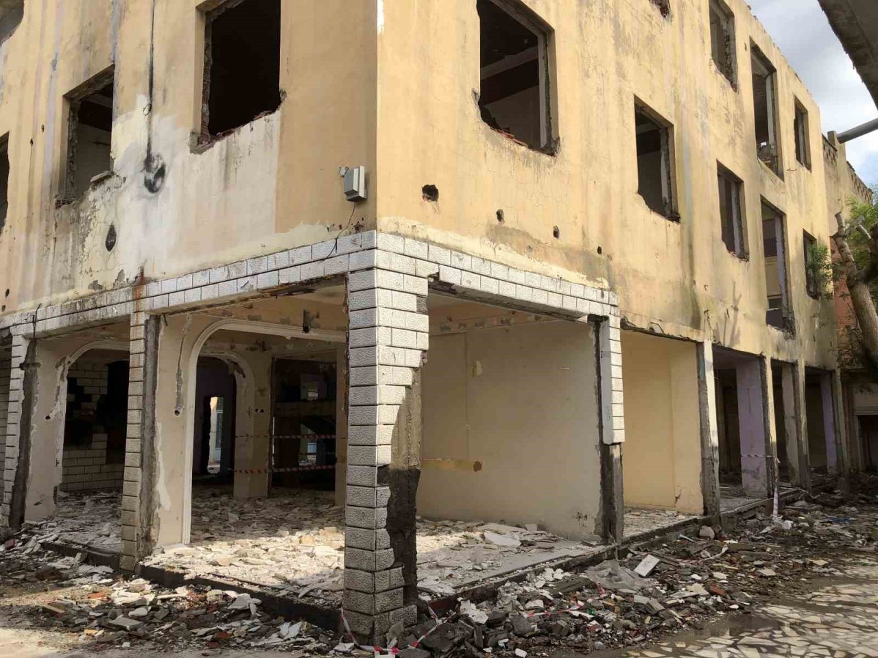 Batman’da metruk binadaki su birikintisi can alıyordu