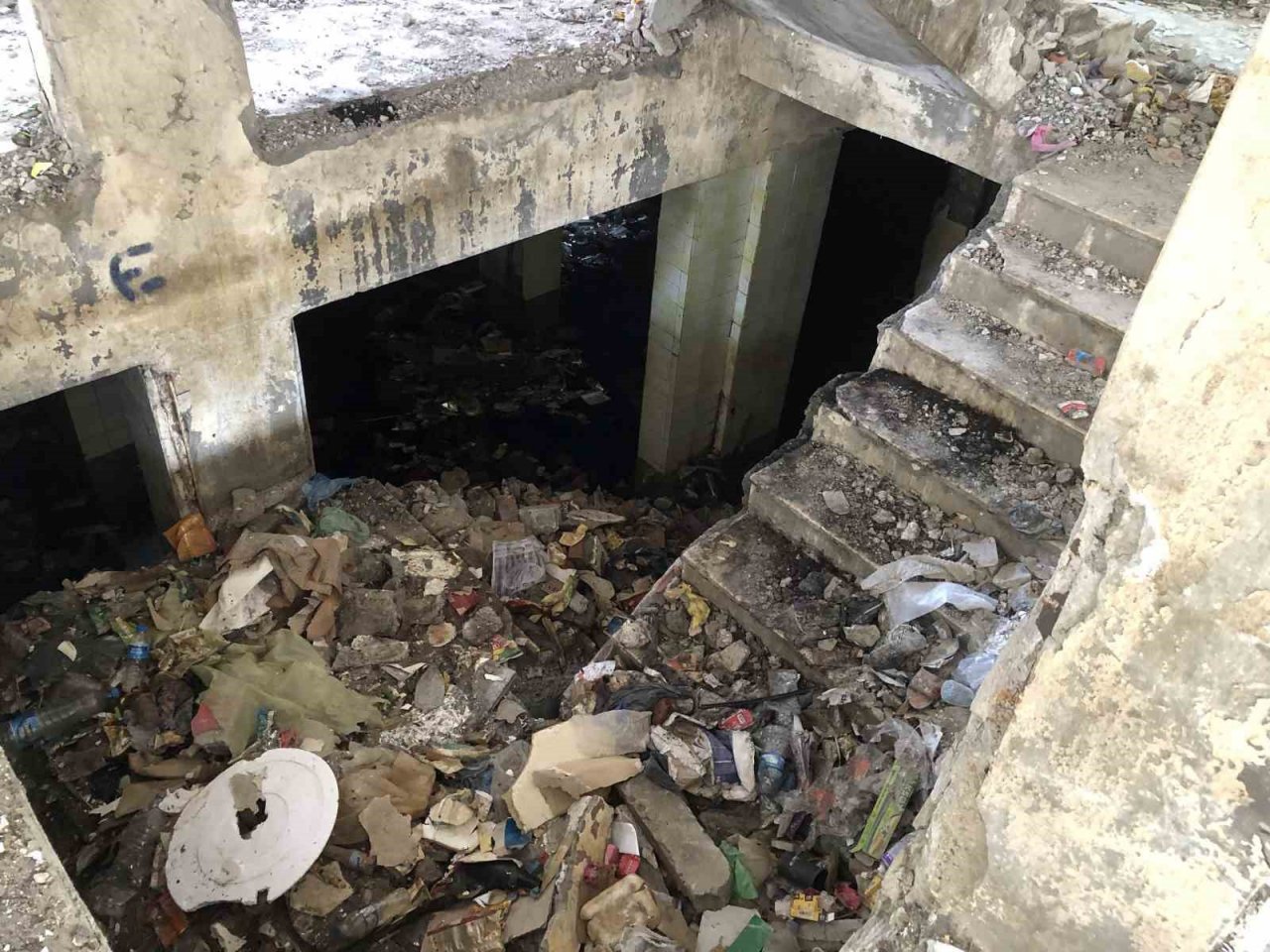 Batman’da metruk binadaki su birikintisi can alıyordu