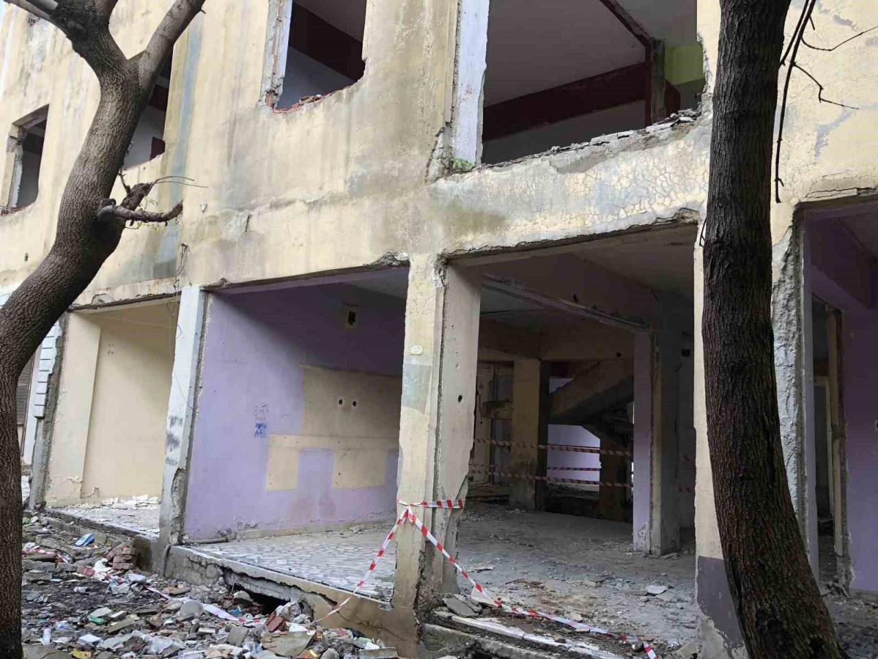 Batman’da metruk binadaki su birikintisi can alıyordu