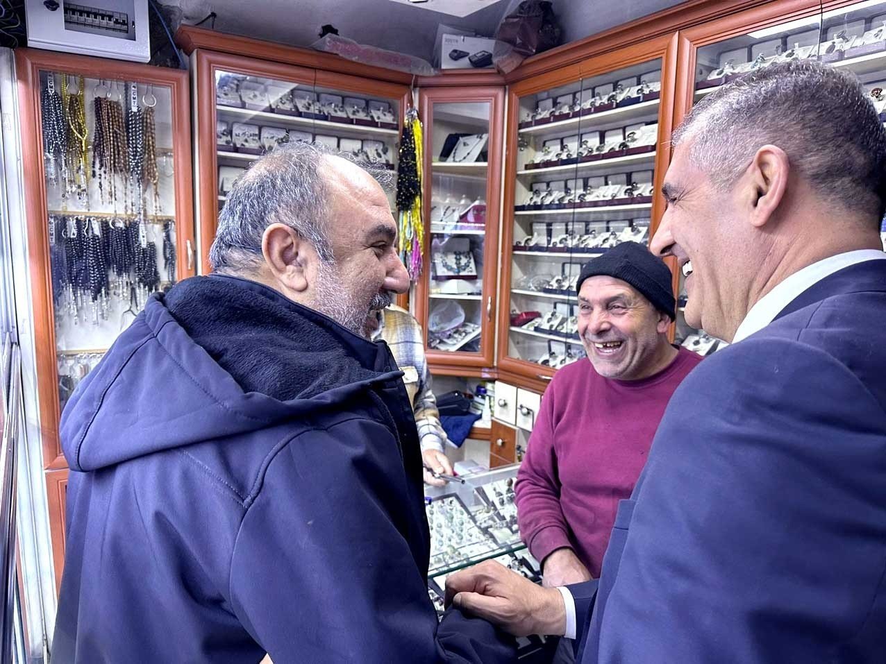 Kaya, Taşhan esnafını dinledi