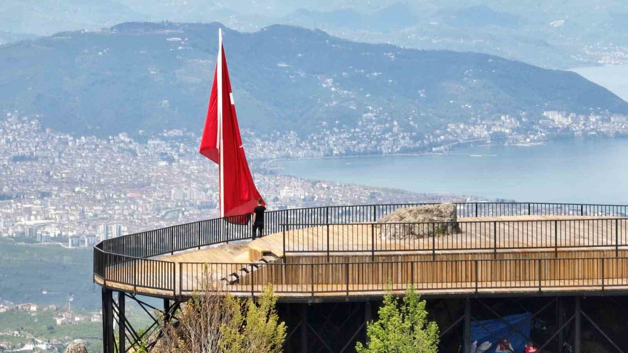 Türk bayrağı Yoroz’a yakıştı