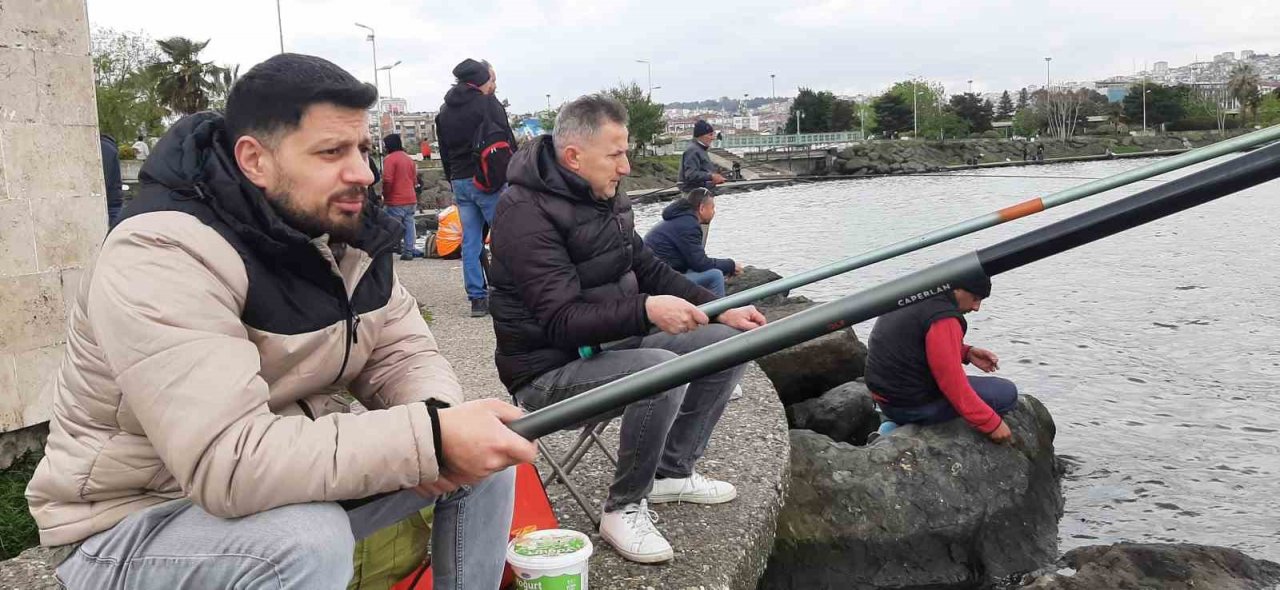 Samsun’da olta balıkçılarından "kıyılarda hukuksuzluk" tepkisi