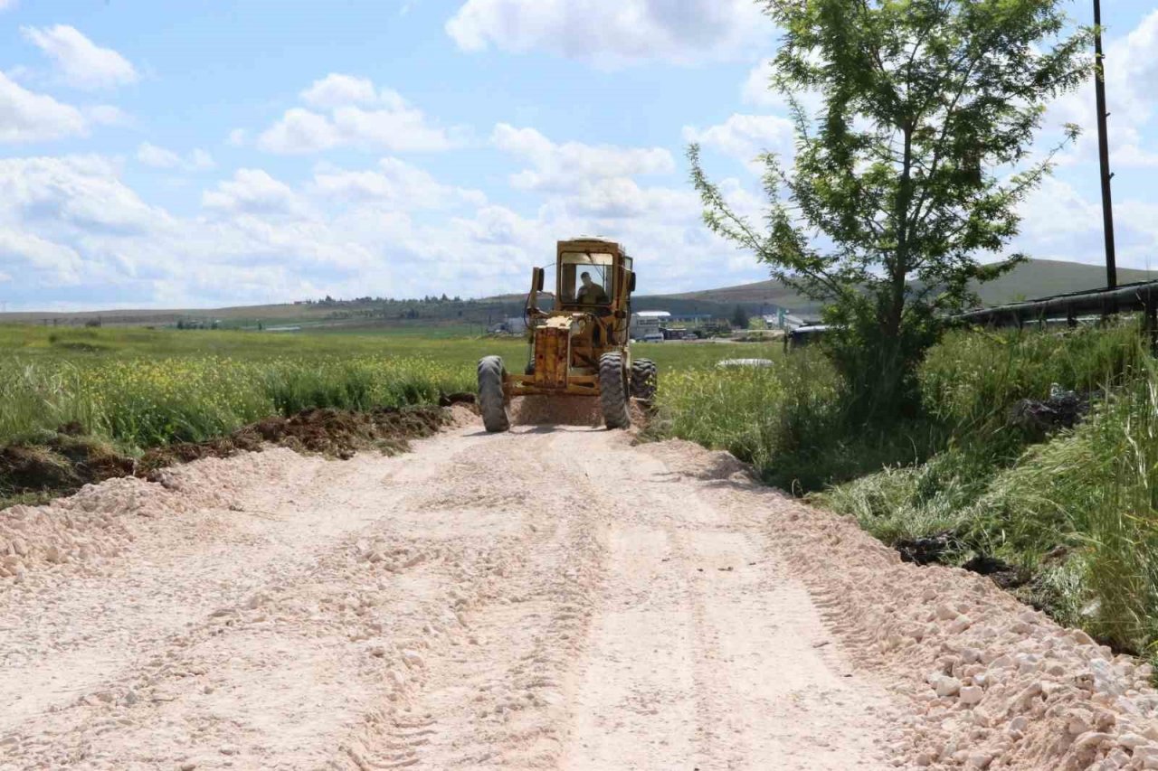 Şanlıurfa kırsalında yol çalışması sürüyor