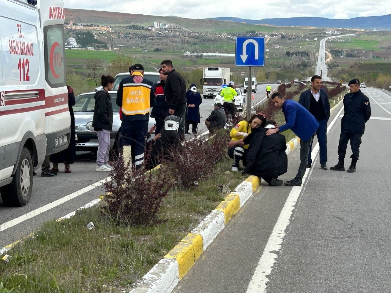 Arazi aracı otomobile çarptı, 8 kişi yaralandı