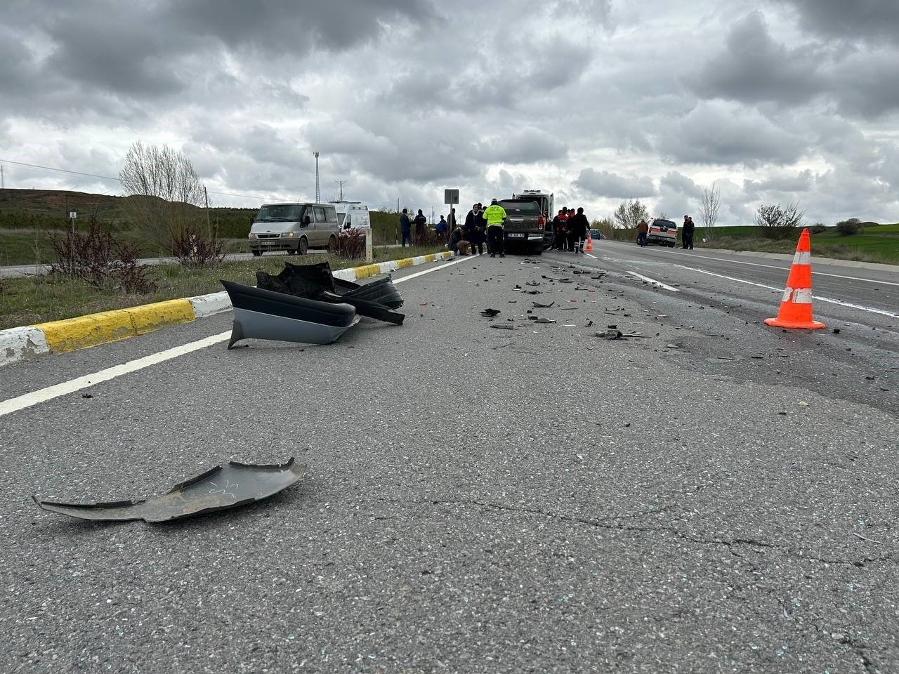 Arazi aracı otomobile çarptı, 8 kişi yaralandı