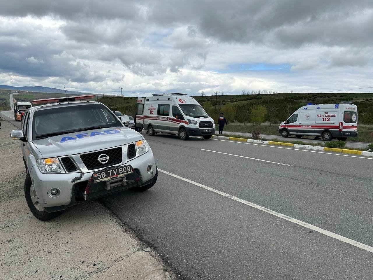 Arazi aracı otomobile çarptı, 8 kişi yaralandı