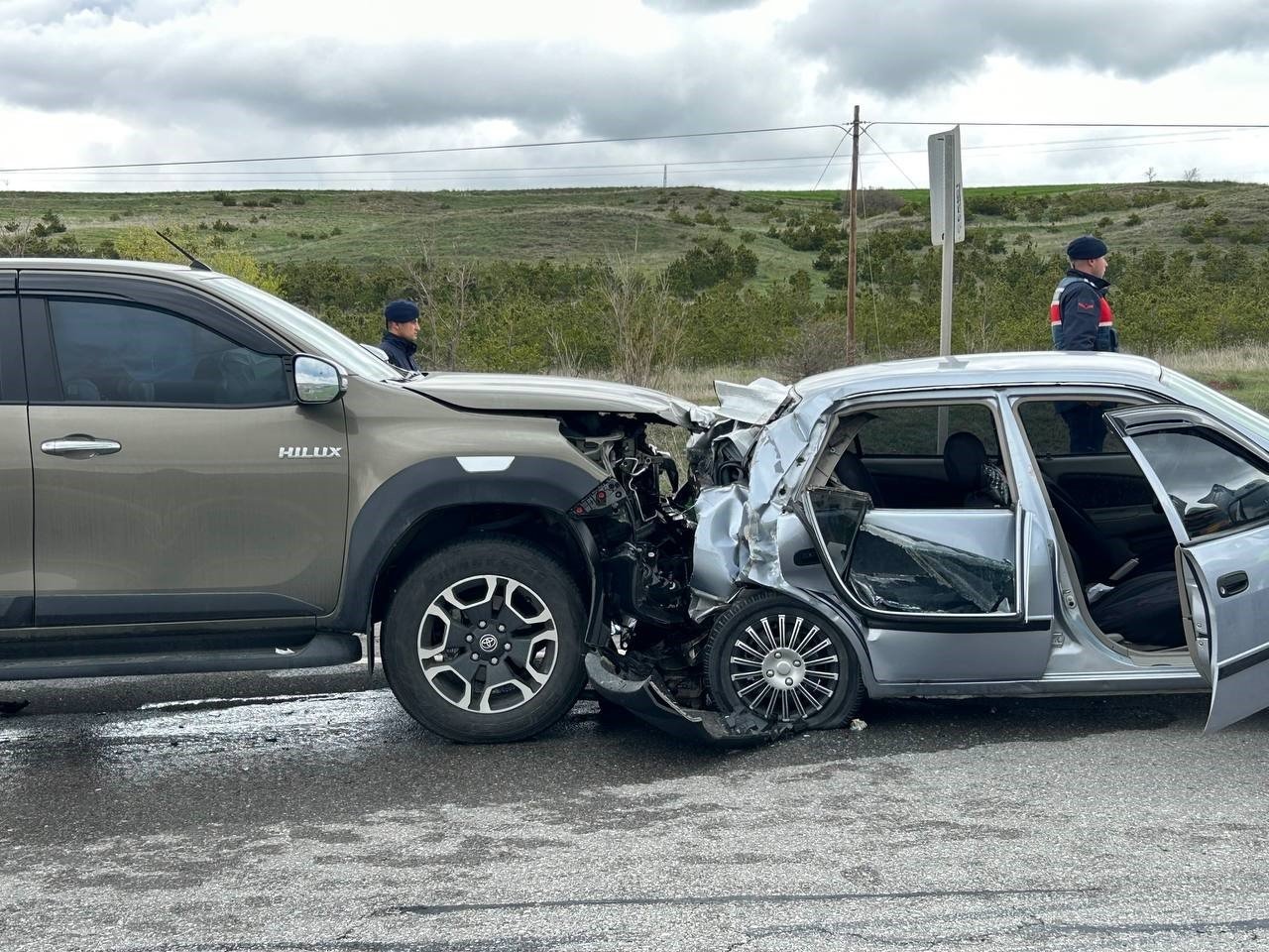 Arazi aracı otomobile çarptı, 8 kişi yaralandı