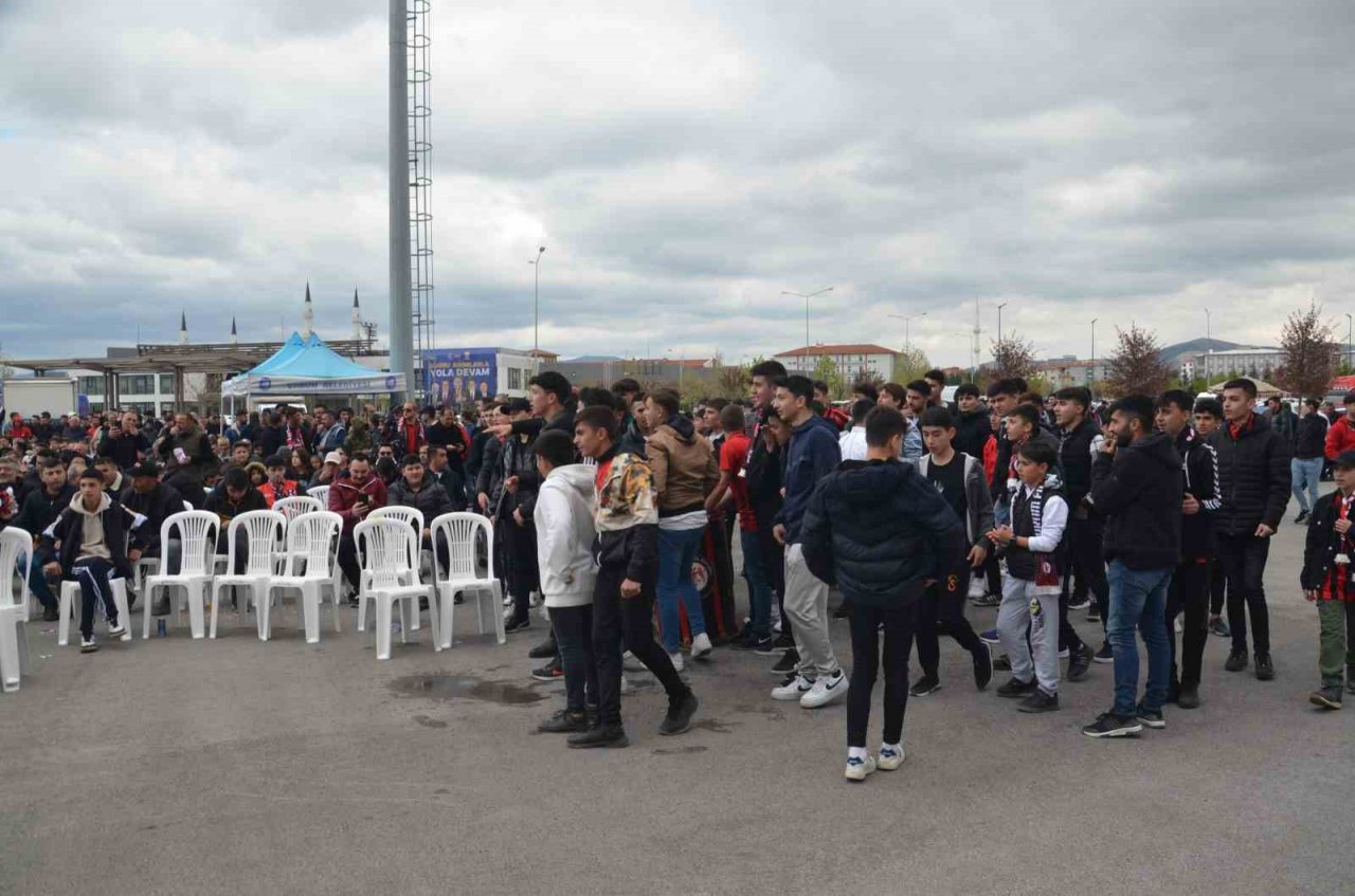 Şampiyonluk mücadelesi veren Çorum FK’ya taraftar desteği
