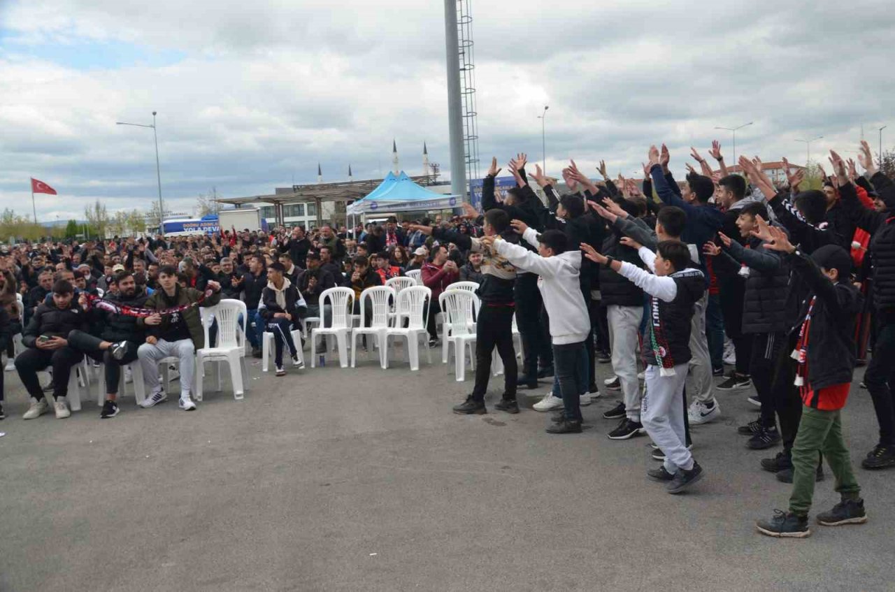 Şampiyonluk mücadelesi veren Çorum FK’ya taraftar desteği