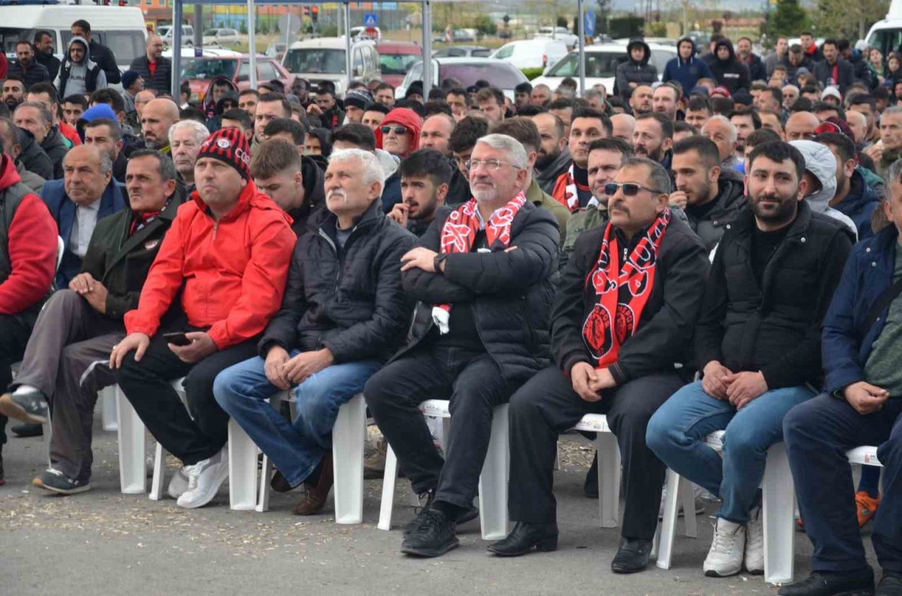 Şampiyonluk mücadelesi veren Çorum FK’ya taraftar desteği