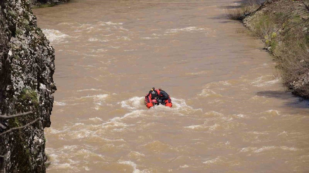 Munzur Çayı’na düşen 3 genci arama çalışmaları sürüyor
