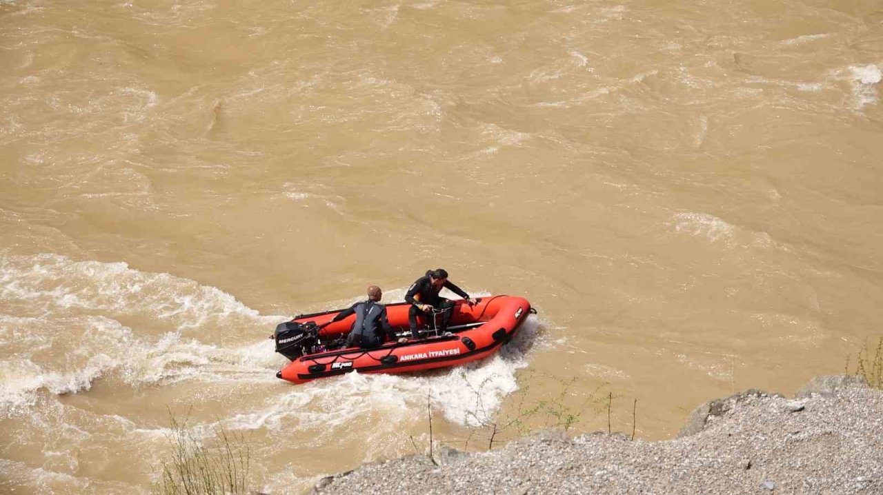 Munzur Çayı’na düşen 3 genci arama çalışmaları sürüyor