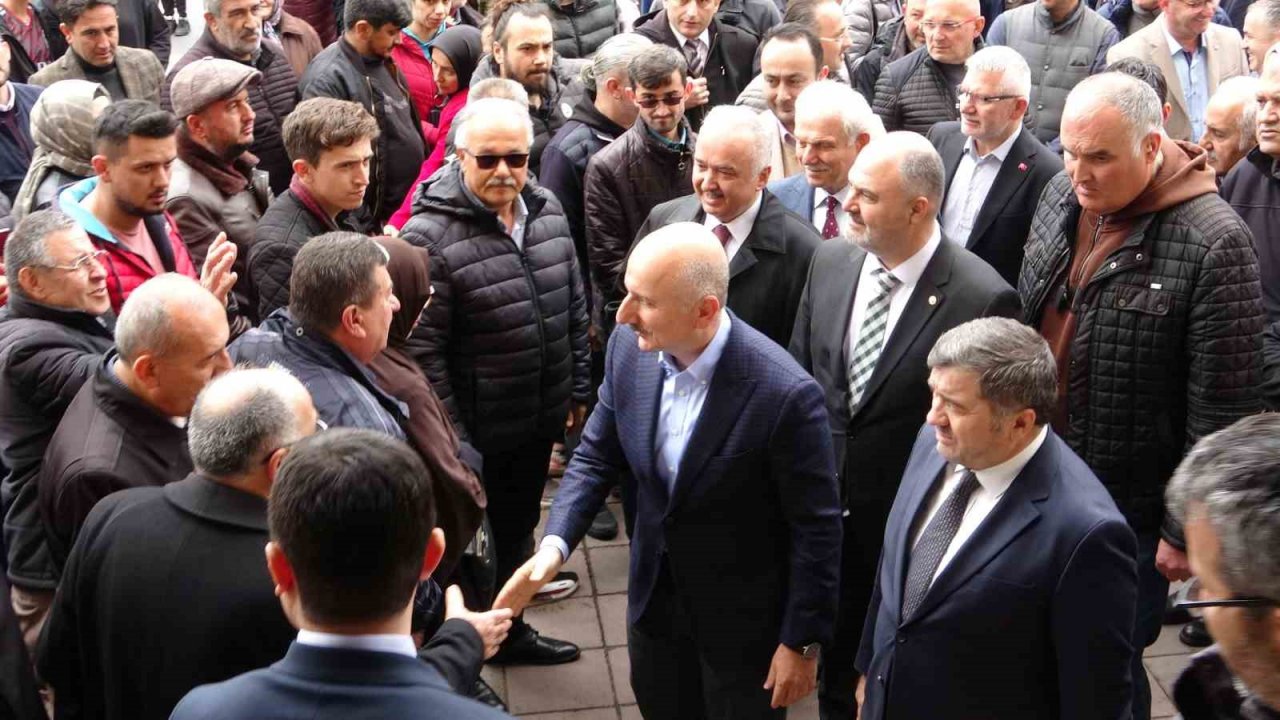 Bakan Karaismailoğlu: "Bölünmüş yolların karşılığı trafik hareketliliği artmasına rağmen trafik kazalarında yüzde 82 azalma oldu"