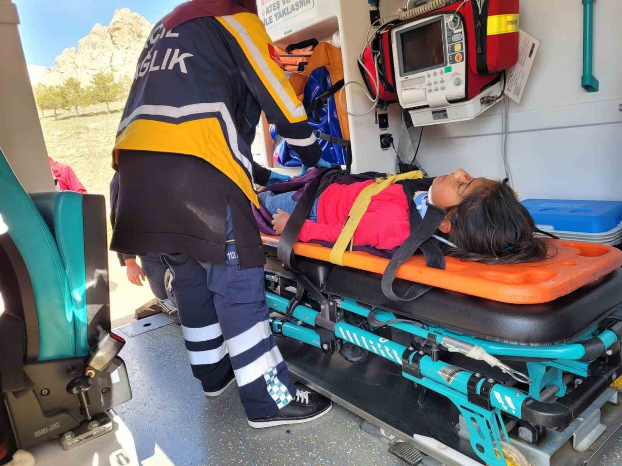 Yüksekten düşen genç kız yaralandı