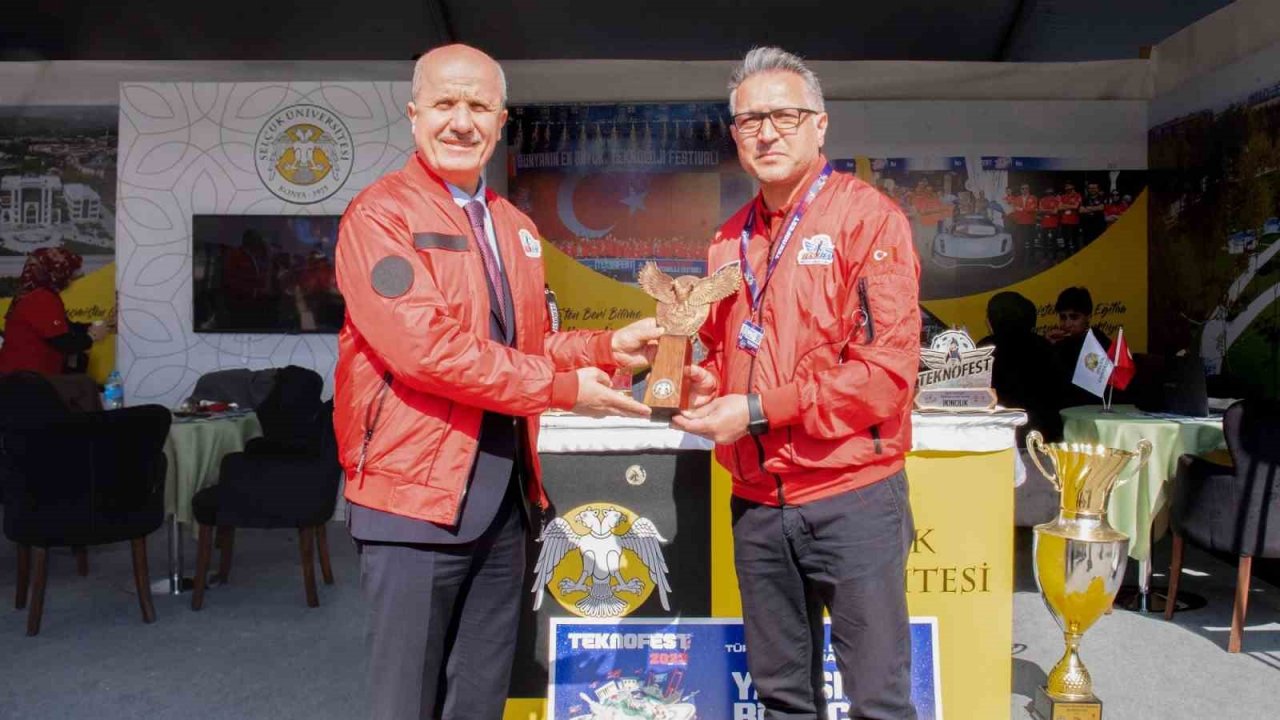 YÖK Başkanı Özvar, SÜ standını gezdi