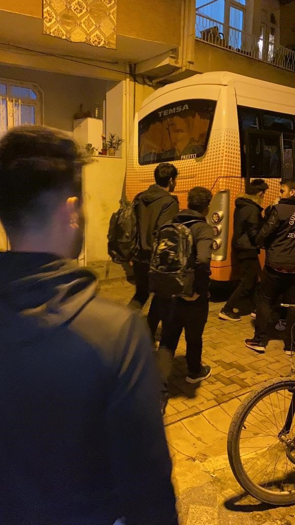 Zeytinburnu’nda bin 474 kaçak göçmen sınır dışı edildi