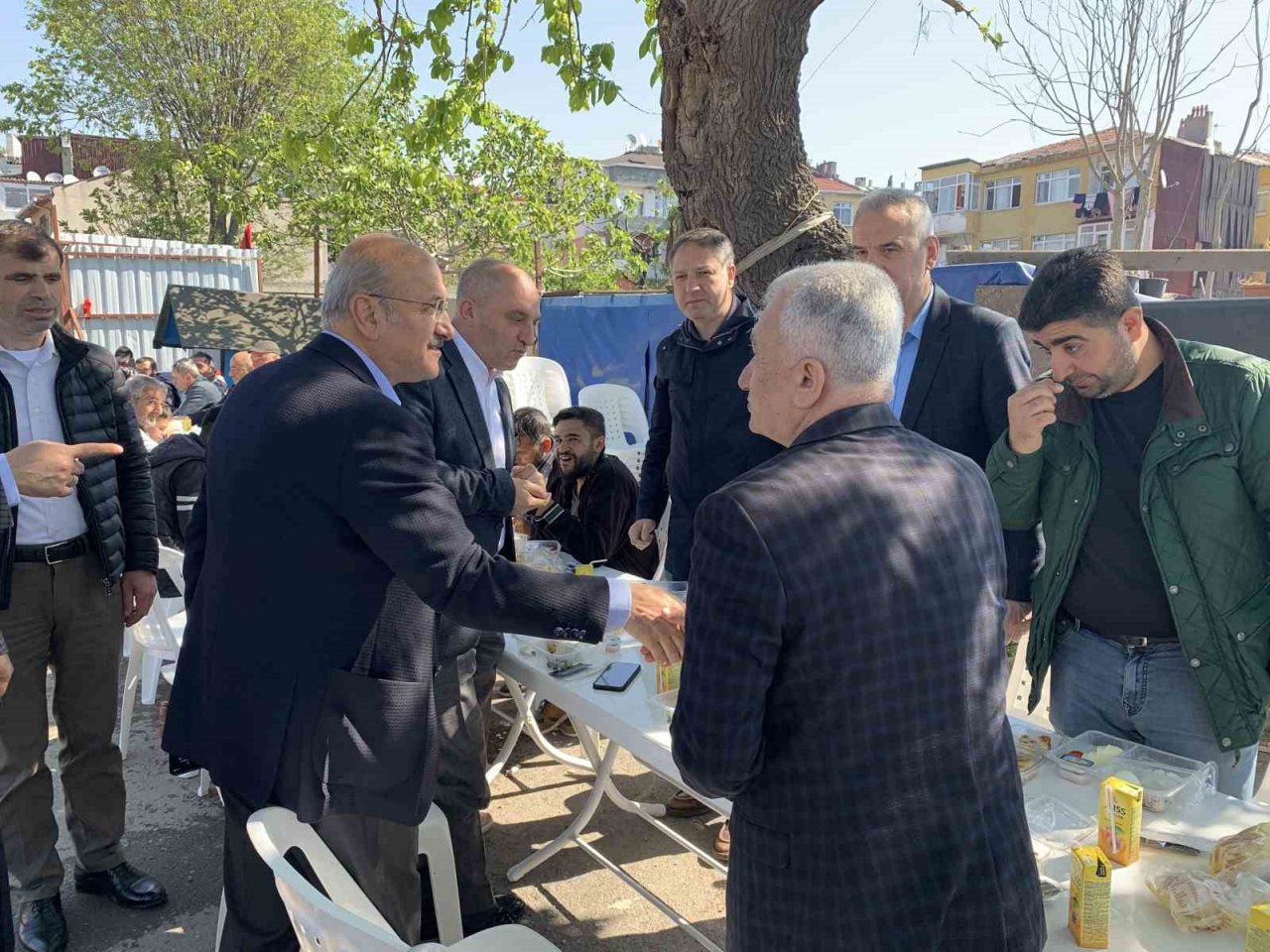 AK Parti Milletvekili adayları, 1 Mayıs’ta kağıt toplayıcılarla kahvaltıda buluştu
