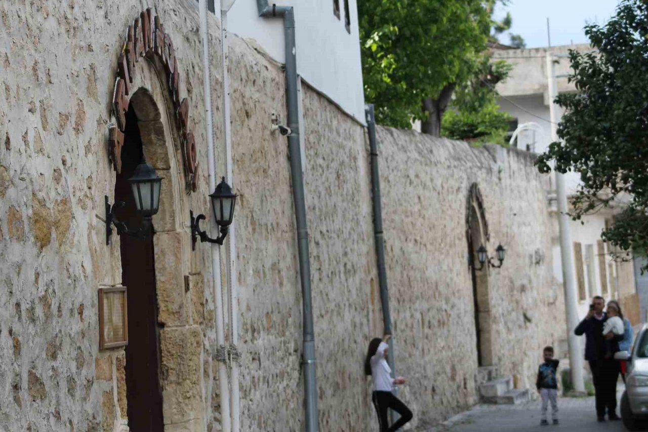 Tarih ve doğa zengini Kozan’a tatilde ziyaretçi akını