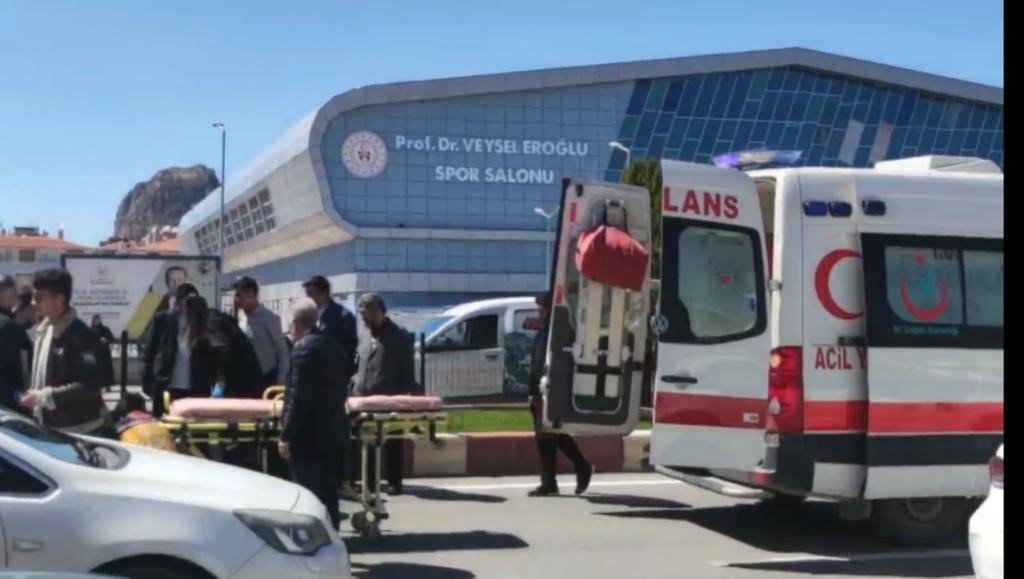 Yaya yolundan geçmeye çalışan genç kıza otomobil çarptı