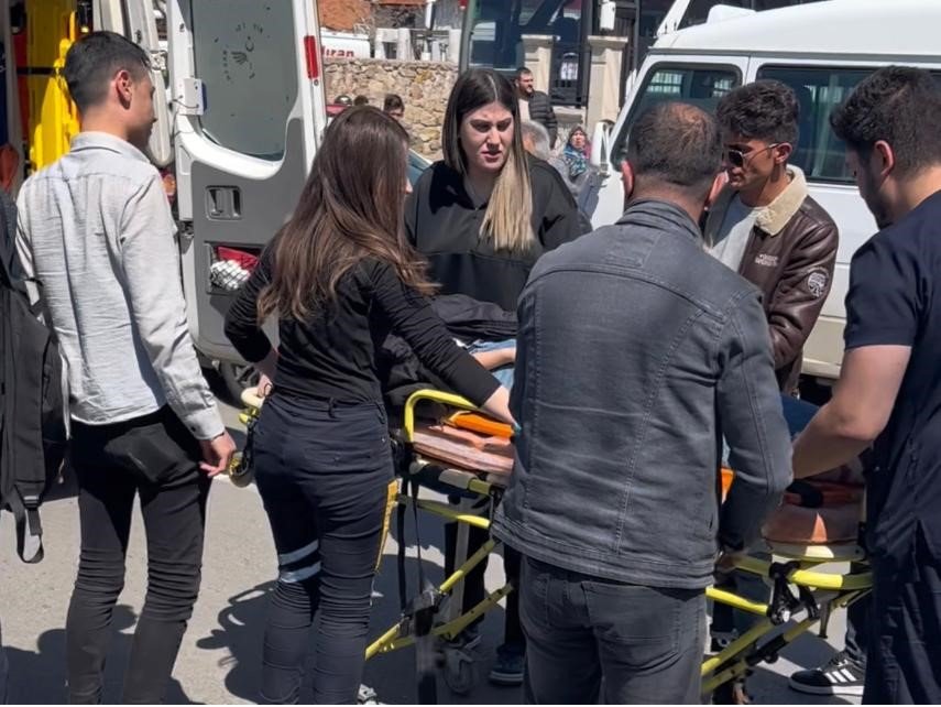 Yaya yolundan geçmeye çalışan genç kıza otomobil çarptı