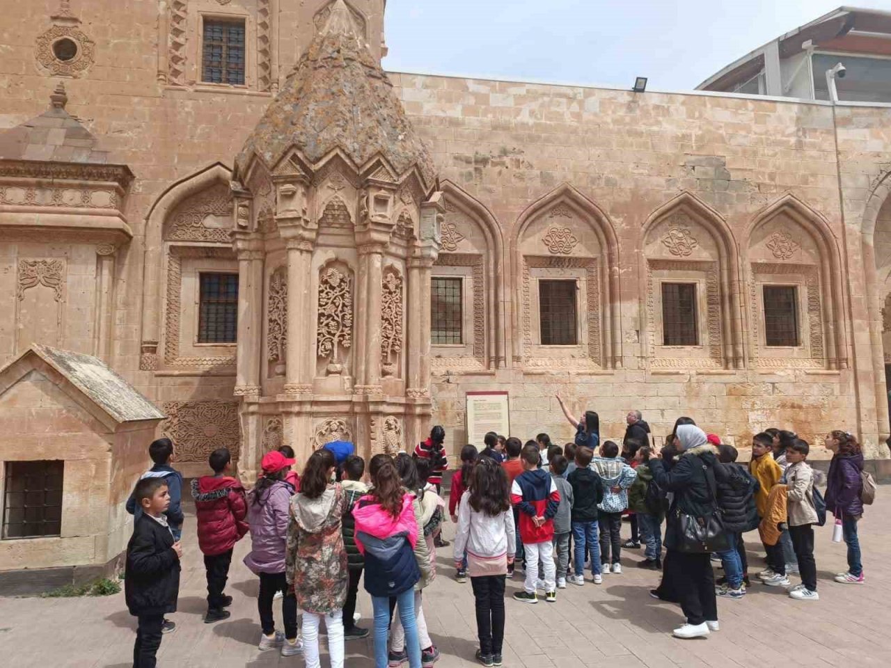 Ağrılı öğrenciler, ilk defa kentin tarihi ve turistik mekanları gördü