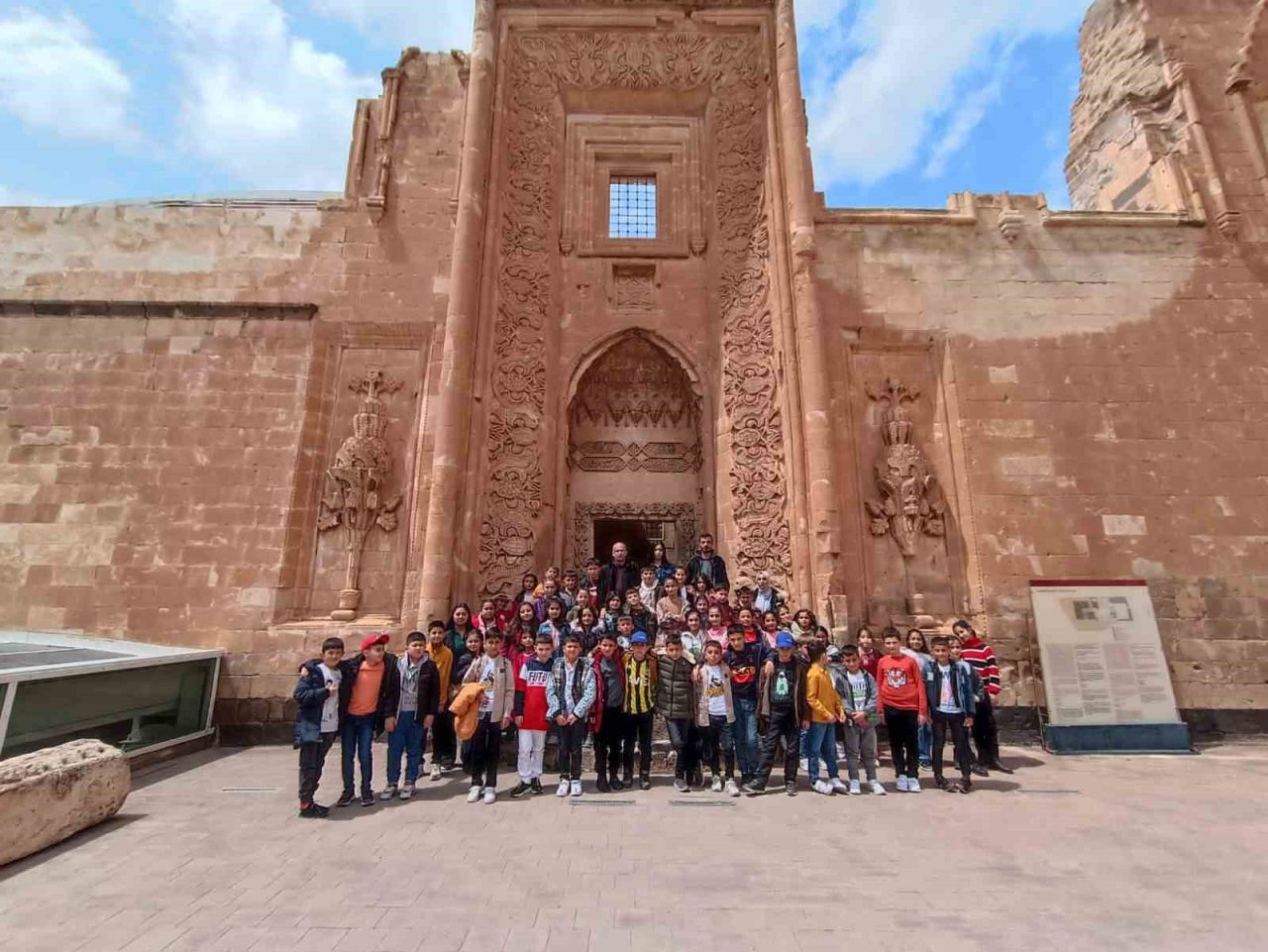 Ağrılı öğrenciler, ilk defa kentin tarihi ve turistik mekanları gördü