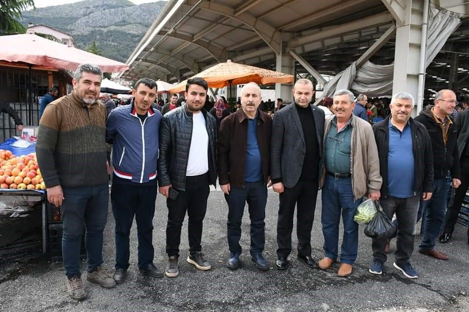 Başkan Çelik, semt pazarında alışveriş yaptı