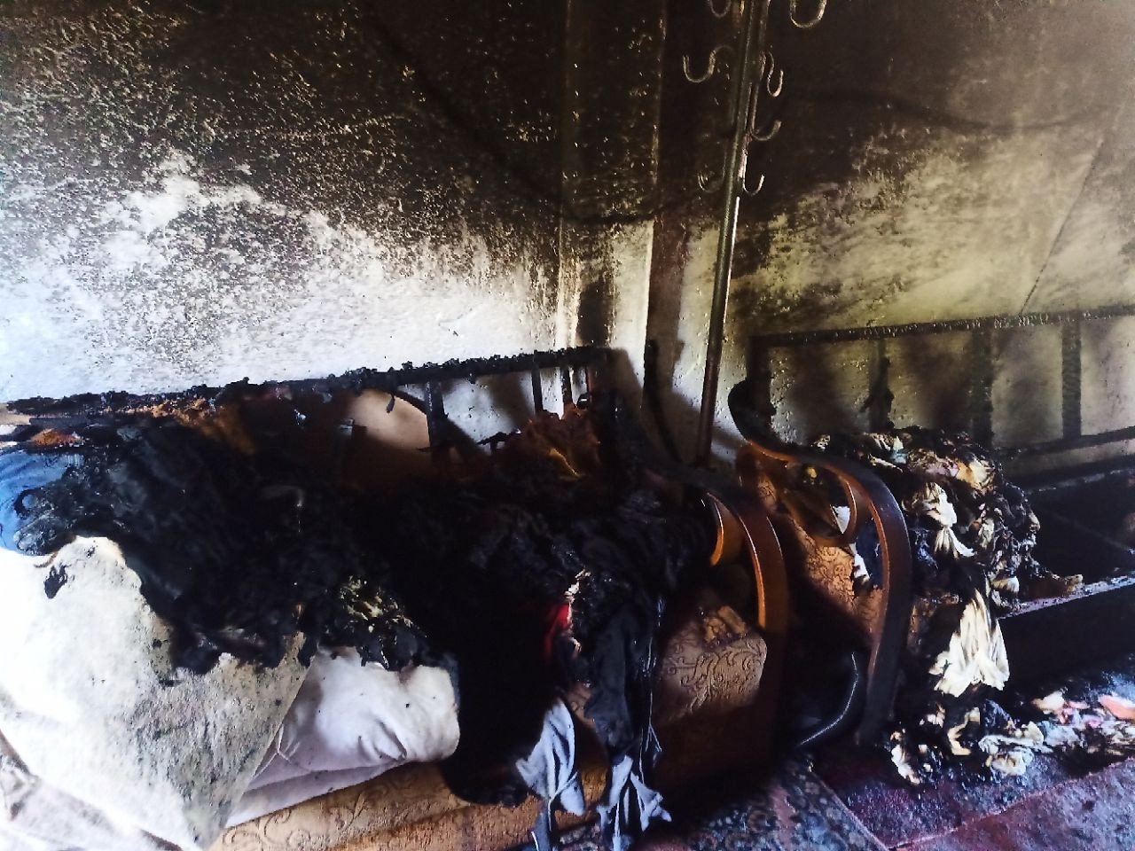 Evin zemin katında çıkan yangında 1 kişi yaralandı