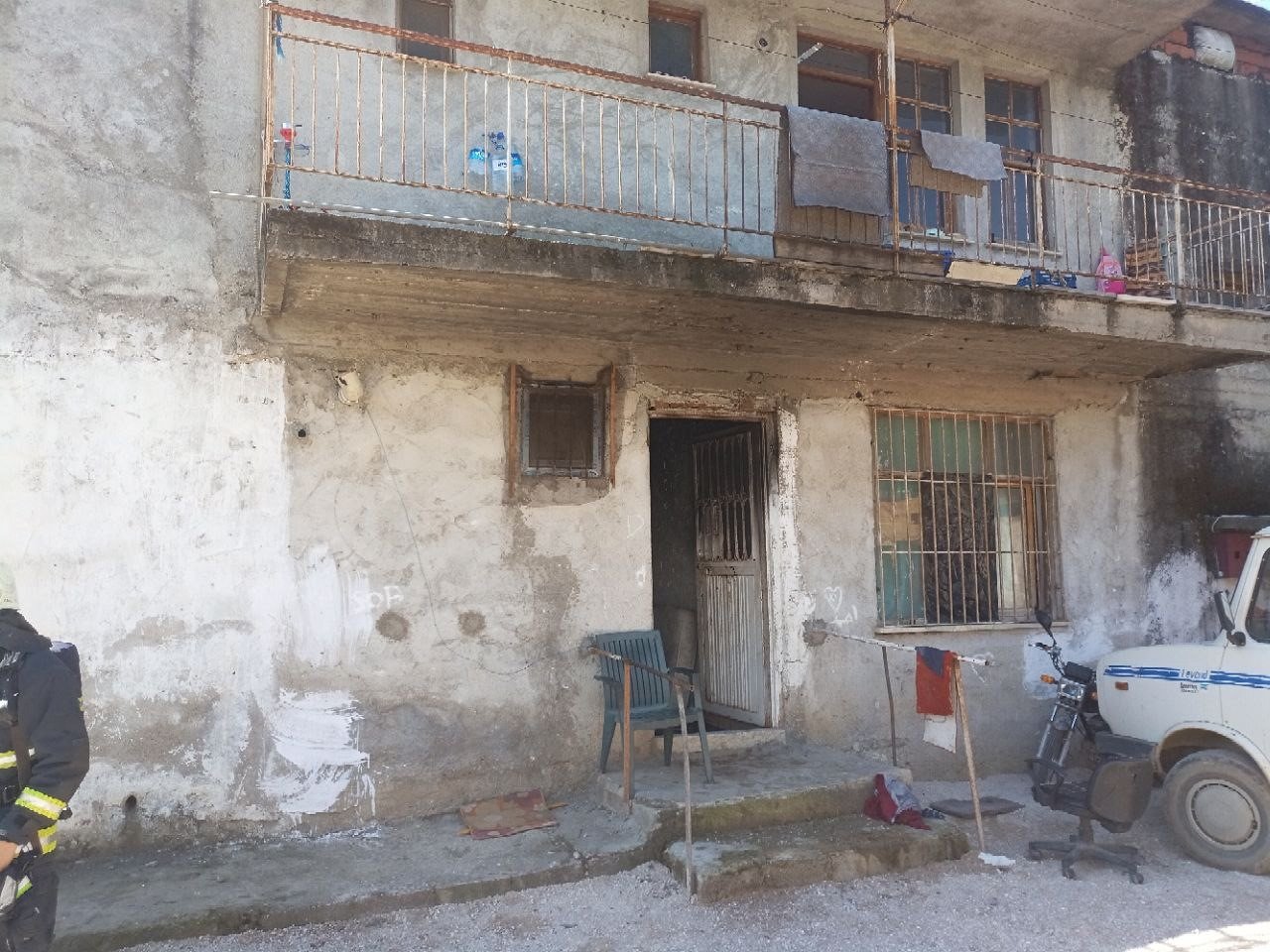 Evin zemin katında çıkan yangında 1 kişi yaralandı