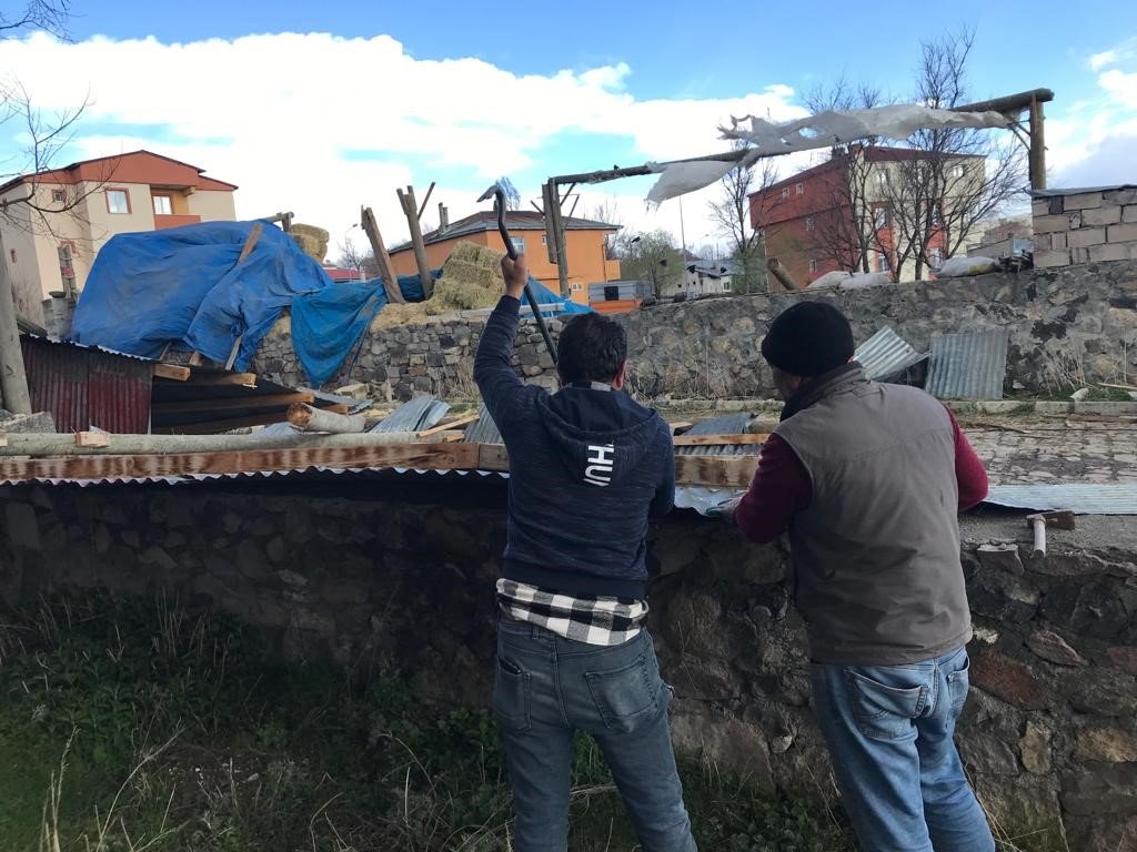 Ardahan’da kuvvetli rüzgâr çatıları uçurdu