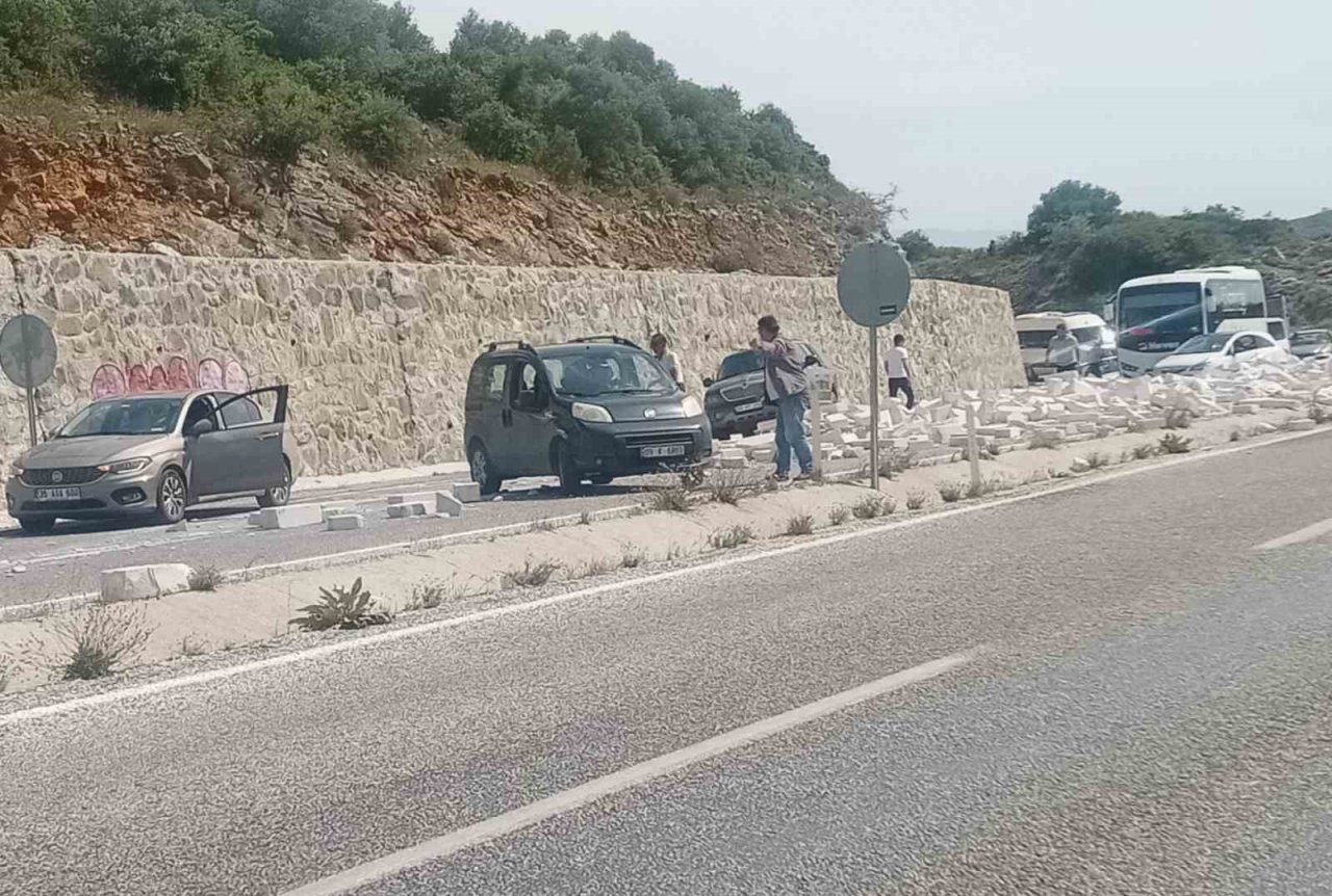 Tırın dorsesindeki gaz betonlar yola savruldu, facia ucuz atlatıldı