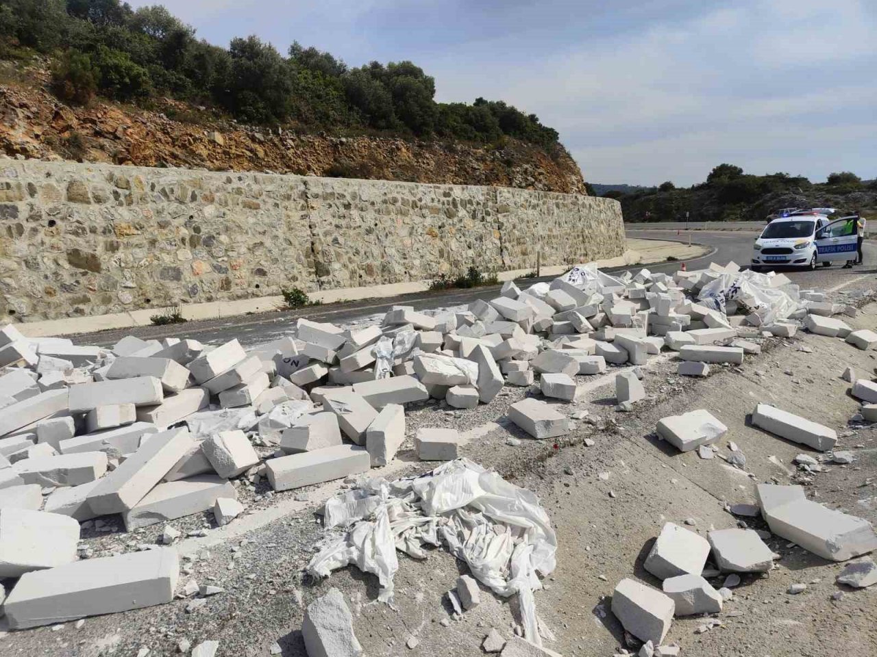 Tırın dorsesindeki gaz betonlar yola savruldu, facia ucuz atlatıldı