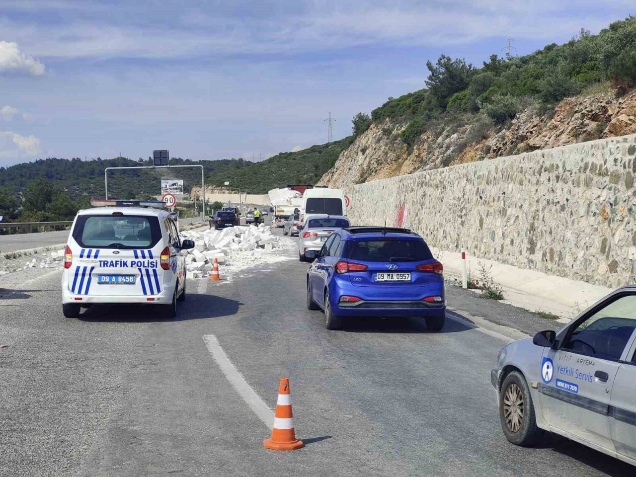 Tırın dorsesindeki gaz betonlar yola savruldu, facia ucuz atlatıldı