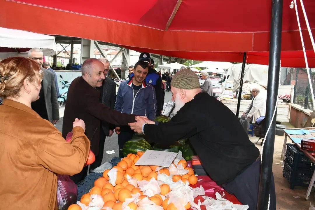 Başkan Çelik, semt pazarında alışveriş yaptı
