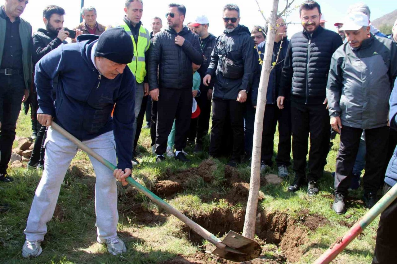 Bakan Akar: "40 yıldır milletimizin başına musallat olan beladan asil milletimizi kurtaracağız"